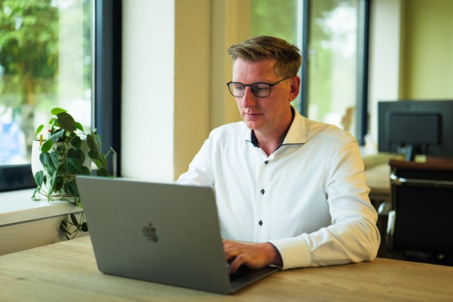 BRAM - Andre Ansems - achter laptop op kantoor 01