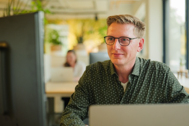 BRAM - Andre Ansems - achter laptop op kantoor 03