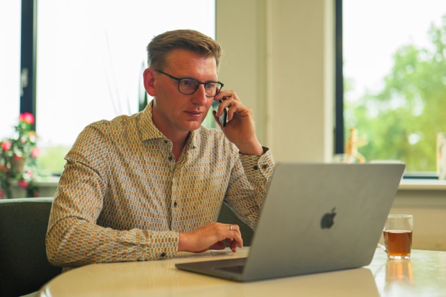 BRAM - Andre Ansems - achter laptop op locatie 05 bellen
