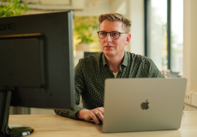 BRAM - Andre Ansems - achter pc op kantoor 01