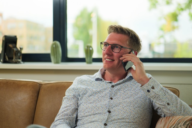 BRAM - Andre Ansems - bellen zittend met mobiel in hand 02